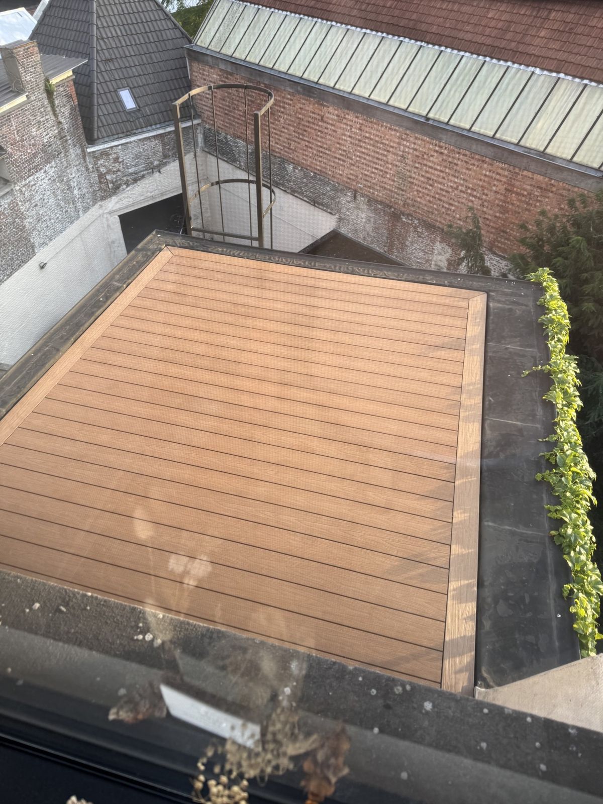 Het afgewerkte dakterras van bovenaf, vanuit hetzelfde standpunt