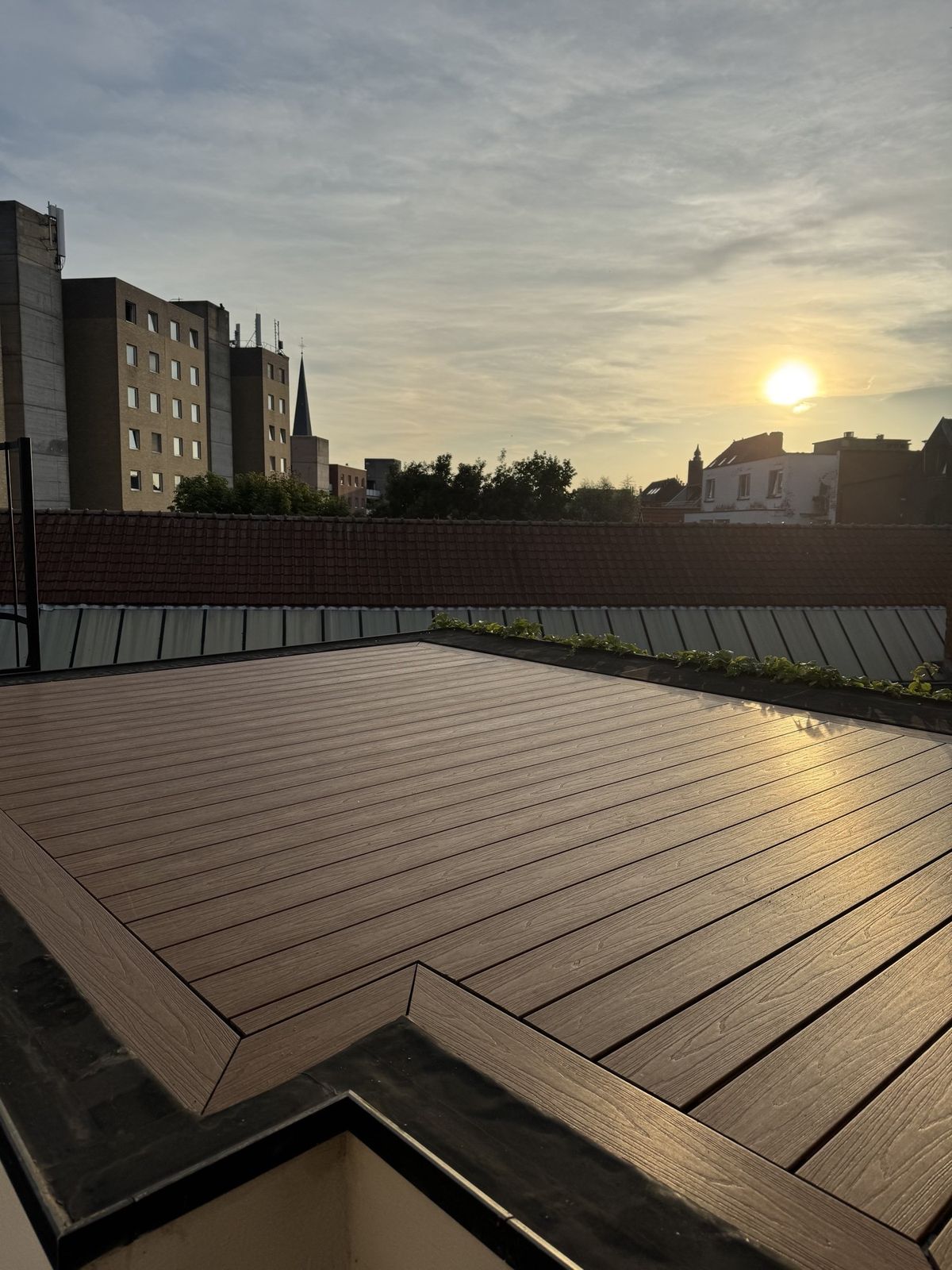 Het afgewerkte dakterras bij zonsondergang