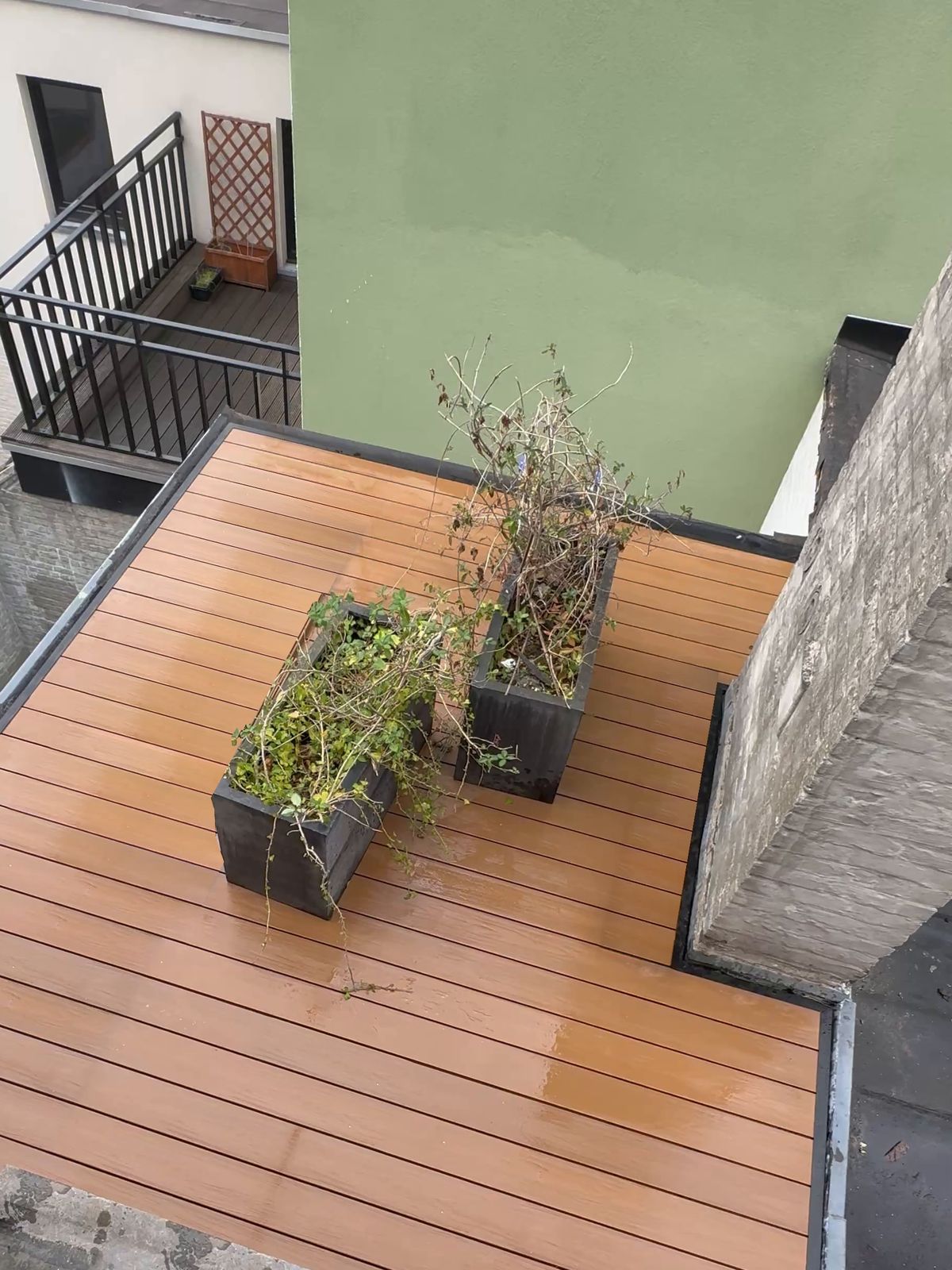 Afgewerkt dakterras in een binnenkoer, op maat gelegd rond de schoorsteen