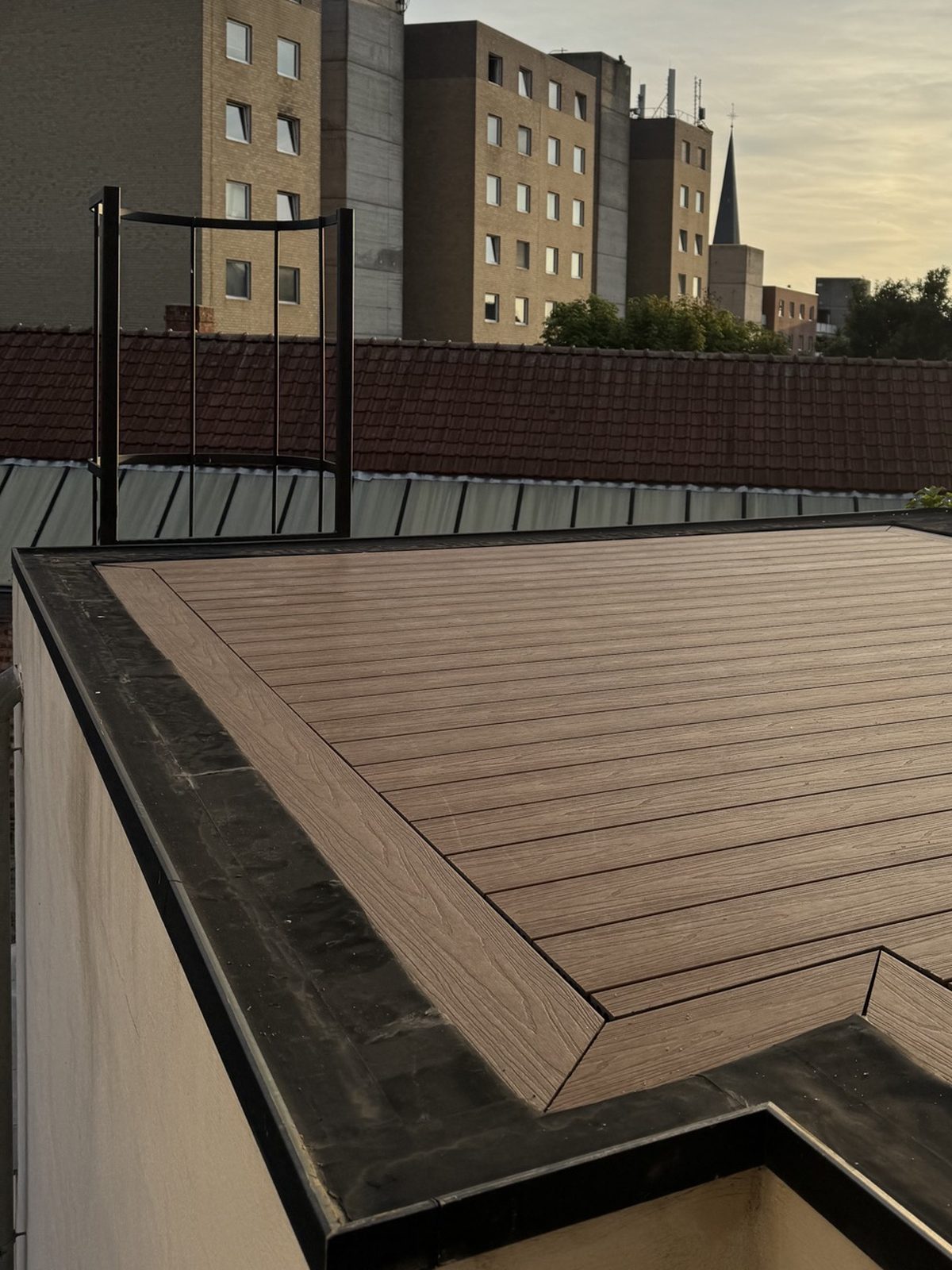 Het afgewerkte dakterras vanaf de zijkant, met de omkadering langs de rand