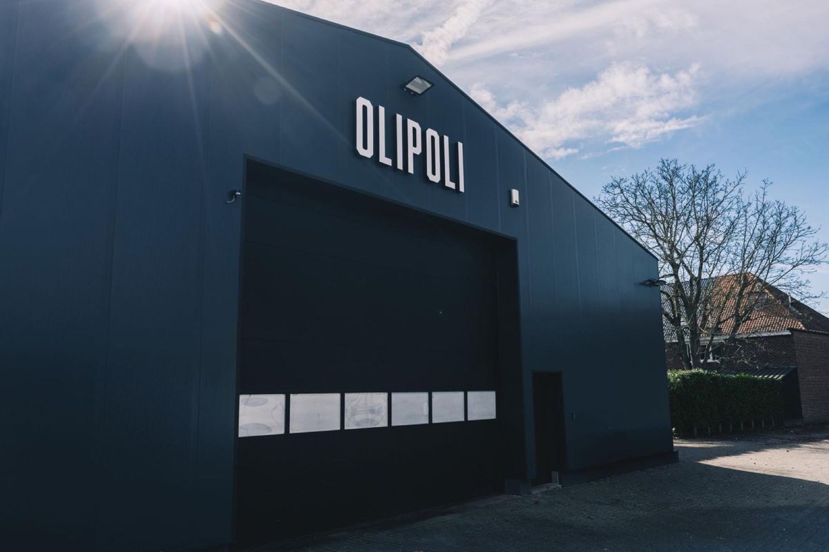 De OliPoli-hal met een gevel in donkere sandwichpanelen