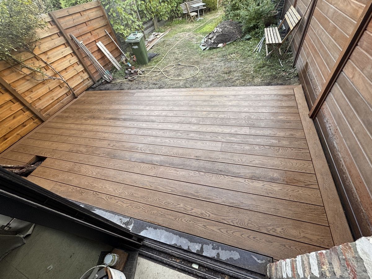 Zicht vanuit de woning over het terras naar de tuin