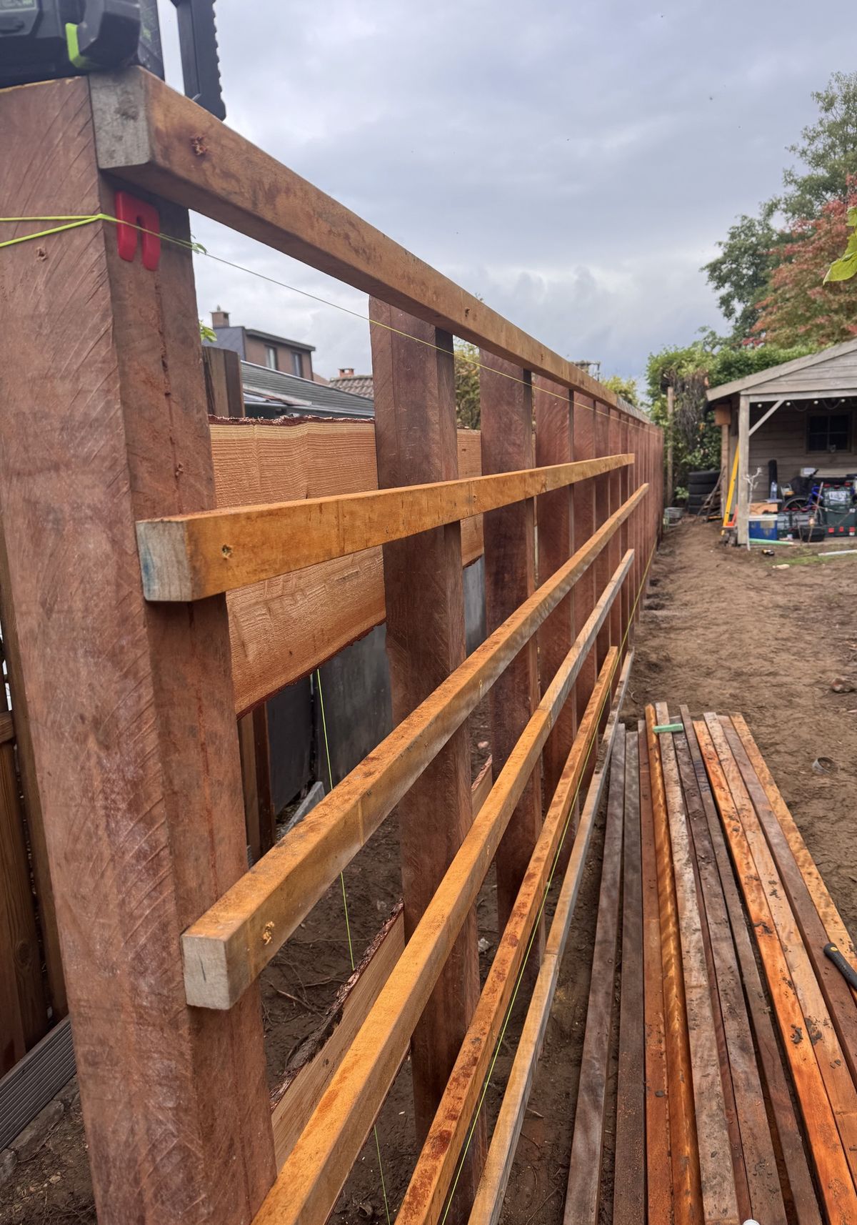 De palen en horizontale regels waaraan de planken van de tuinwand komen